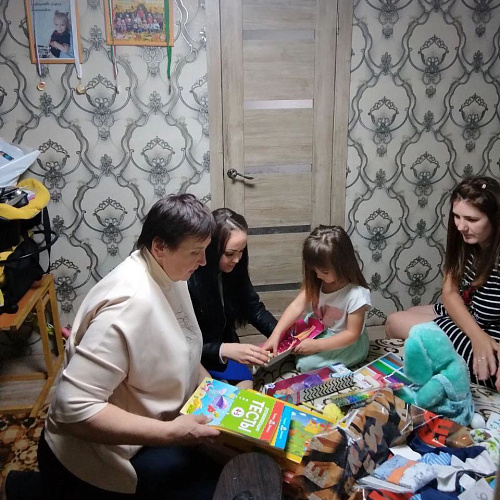 Социальный координатор фонда «Защитники Отечества» посетила многодетную семью участника СВО из Курского района