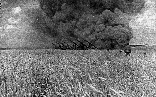 Боевые действия Советской Армии – и военно-воздушного флота. Залпы «Катюш» в районе ст. Поныри в июле 1943 г. Автор – Вихирев. (материалы представлены Архивом Курской области)