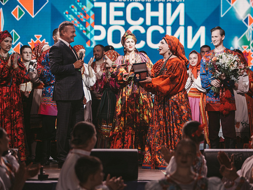 Роман Старовойт вручил памятную награду Курской области Надежде Бабкиной