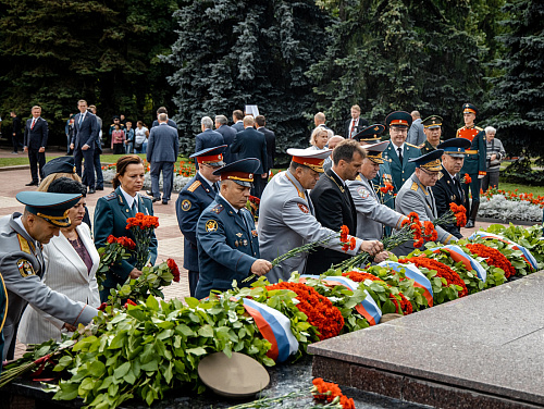 В День 80-летия Победы на Курской битве куряне возложили цветы к Вечному огню